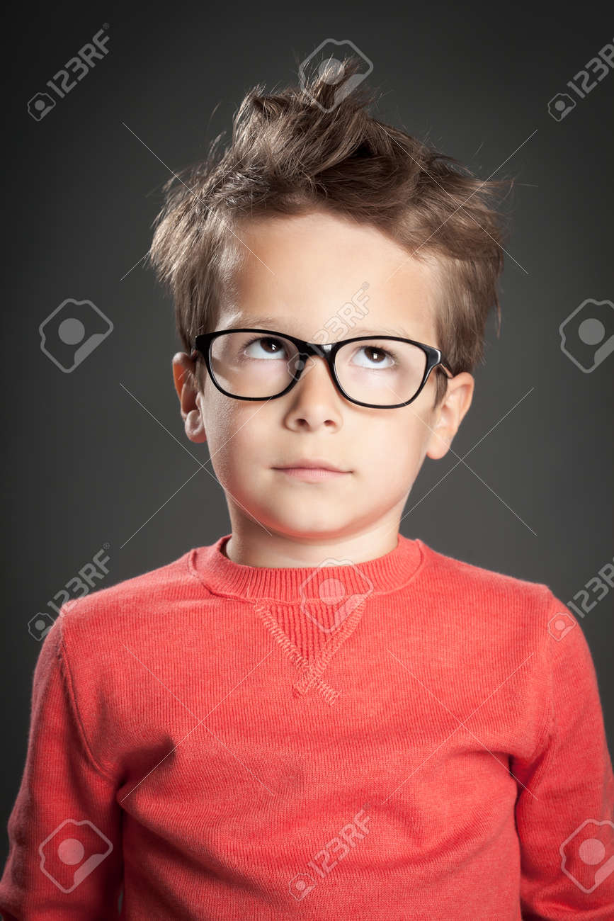 ぎょろぎょろ目眼鏡で 5 歳の男の子 スタジオは 灰色の背景の上の肖像画を撮影しました おしゃれな男の子 の写真素材 画像素材 Image ぎょろぎょろ目眼鏡で 5 歳の男の子 スタジオは 灰色の背景の上の肖像画を撮影しました おしゃれな男の子 の写真素材 画像素材 Image