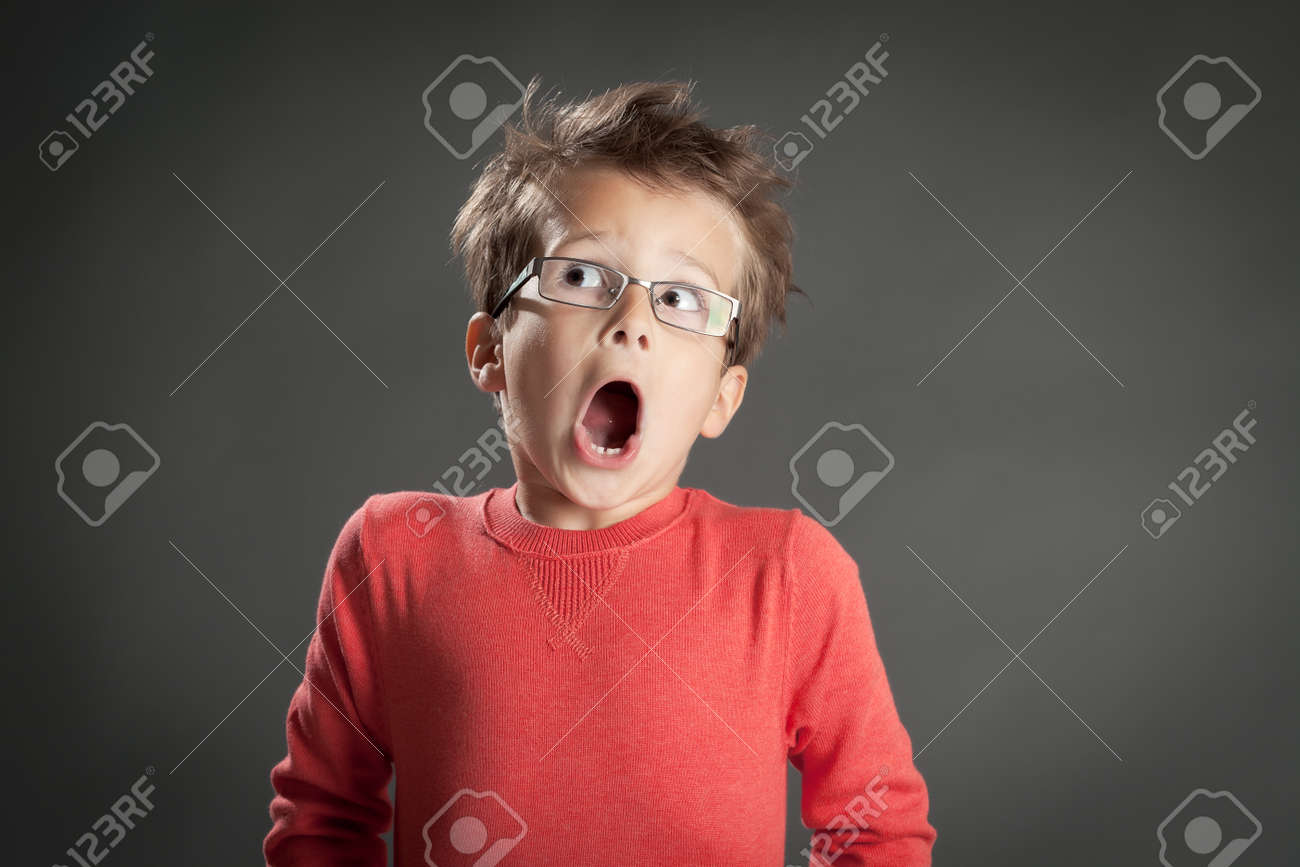 ガラスの小さな男の子を怖いとショックを受けた スタジオは 灰色の背景の上の肖像画を撮影しました おしゃれな男の子 の写真素材 画像素材 Image ガラスの小さな男の子を怖いとショックを受けた スタジオは 灰色の背景の上の肖像画を撮影しました おしゃれな男の子 の写真素材 画像素材 Image