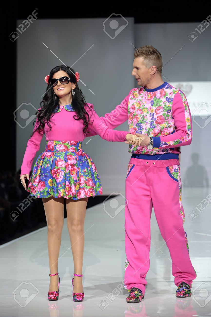 モスクワ ロシア連邦 14 年 4 月 1 日 モスクワ ファッションウィーク Gostiny Dvor ロシアの盲目の歌手ダイアナ Gurtskaya 服飾デザイナーの Yanastasia のコレクションのファッションショーに参加 の写真素材 画像素材 Image