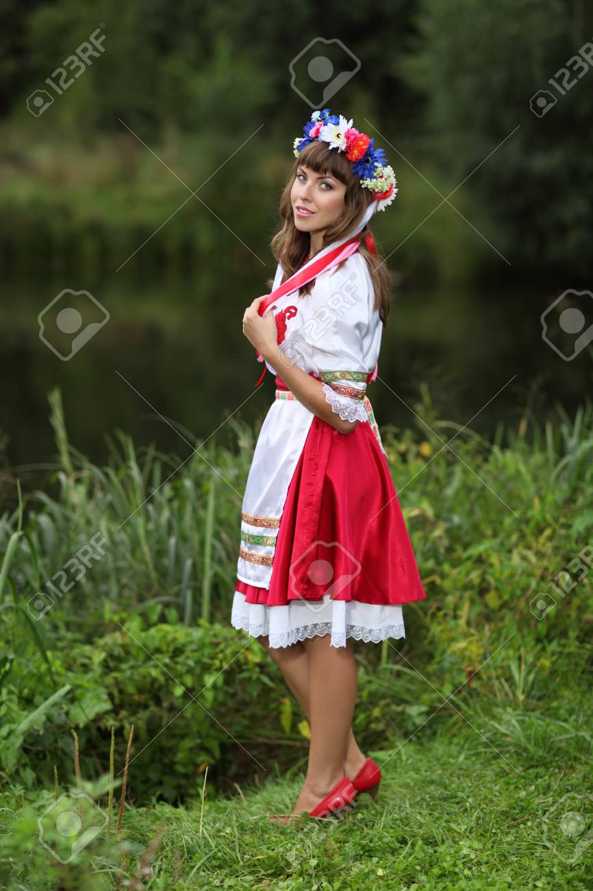ウクライナの民族衣装の少女の肖像画 の写真素材 画像素材 Image