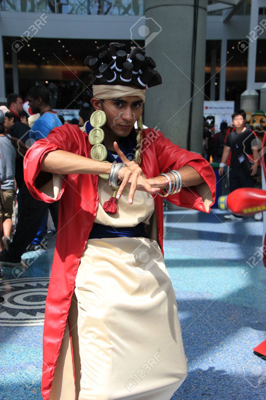 コスプレ、コスチューム プレイ コスプレが参加者と呼ばれるパフォーマンス  アート着用衣装や特定の文字または一意の名前で識別される通常のアイデアを表現するファッション ・ アクセサリー。の写真素材・画像素材 Image  31472825