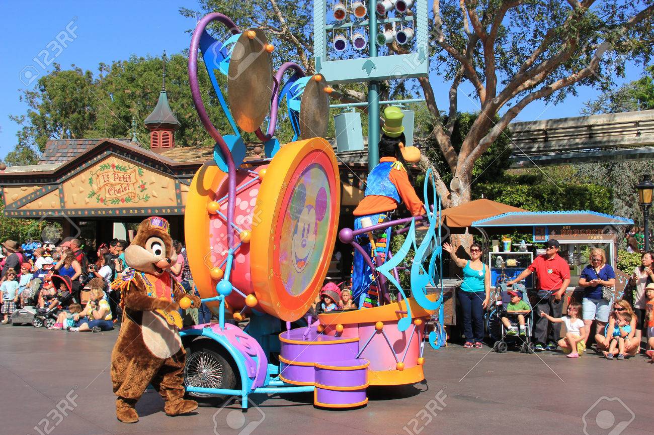 アナハイム カリフォルニア州 アメリカ合衆国 14 年 5 月 30 日 Guffy カリフォルニアのディズニーランドにチップとデール ディズニー パレード の写真素材 画像素材 Image アナハイム カリフォルニア州 アメリカ合衆国 14 年 5 月 30 日 Guffy カリフォルニアのディズニーランドにチップとデール ディズニー パレード の写真素材 画像素材 Image