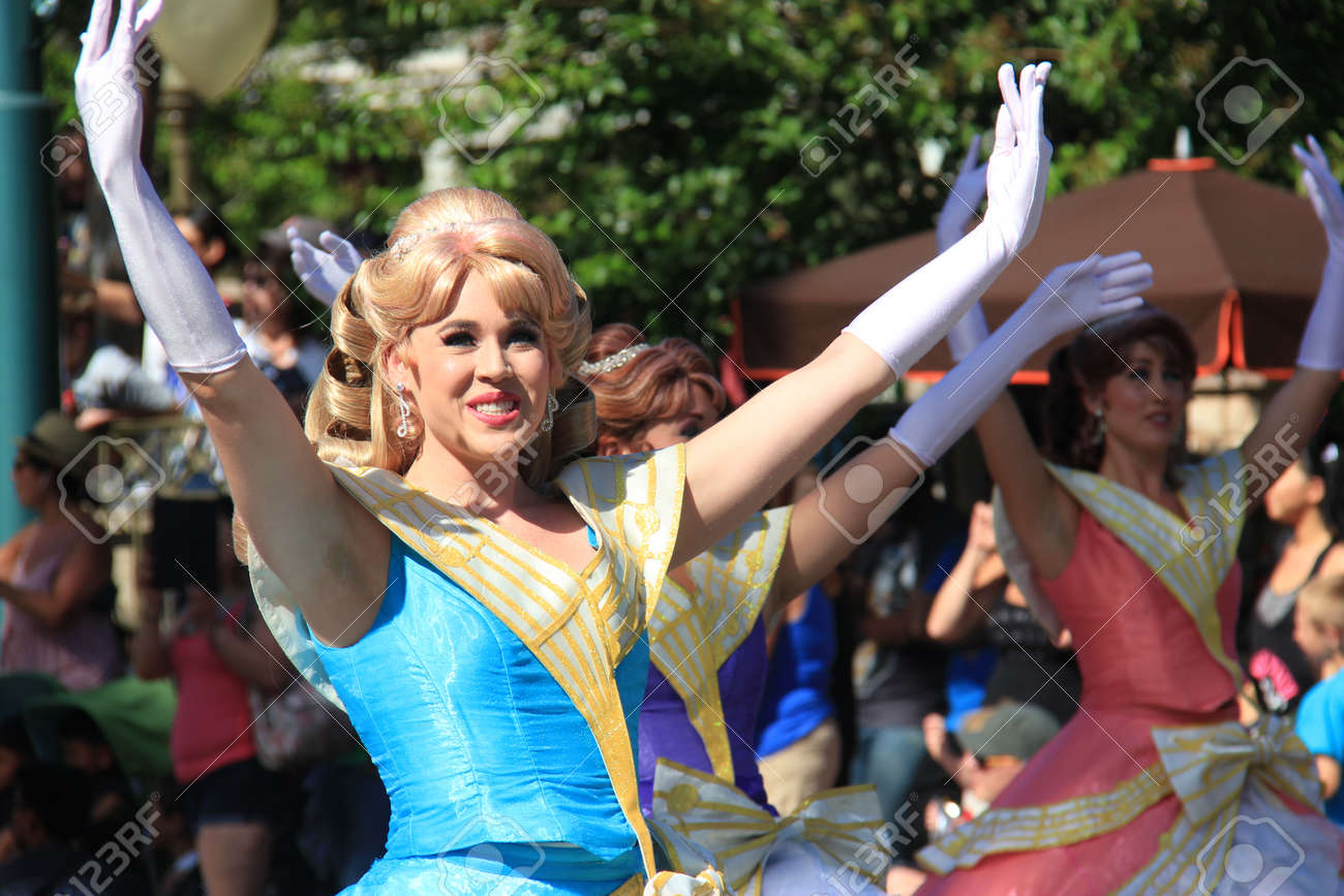 カリフォルニアのディズニーランドではディズニー パレードで美しいプリンセス ドレスでアナハイム カリフォルニア州 アメリカ合衆国 14 年 5 月 30 日 パフォーマー の写真素材 画像素材 Image