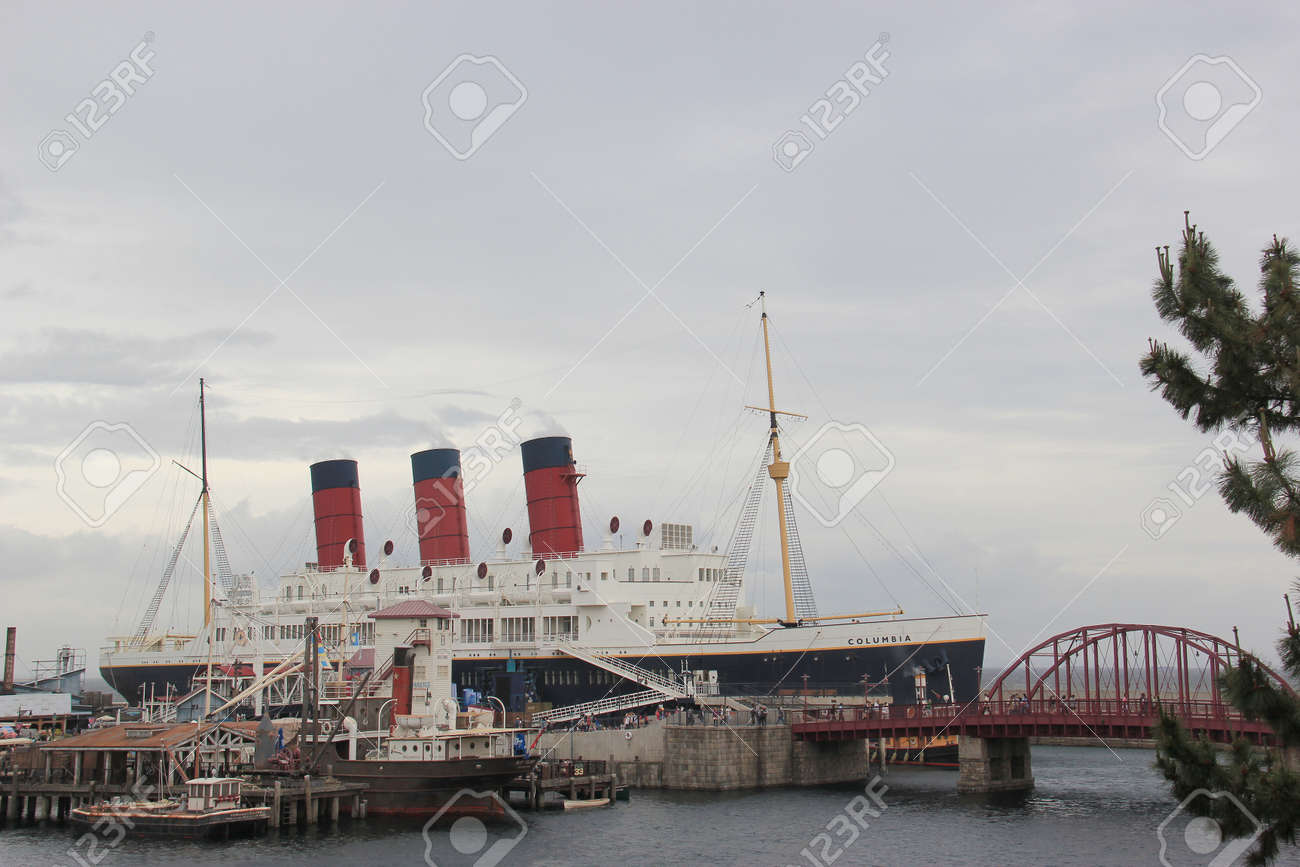 東京 日本 13 年 5 月 29 日 東京ディズニーシーのアメリカンウォーター フロントのニューヨーク港である旅客船の代表である Ss コロンビア号 の写真素材 画像素材 Image