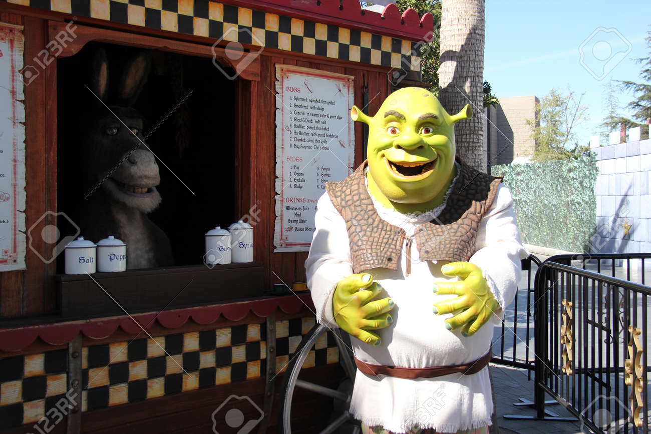 ロサンゼルス カリフォルニア アメリカ合衆国 15 年 3 月 12 日 シュレックは ユニバーサル スタジオ ハリウッドで観光客に写真を取っている映画の文字最初の映画スタジオと世界中のテーマパークのユニバーサル スタジオのテーマパークであります の写真