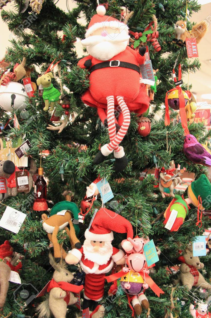 Immagini Natale Usa.Immagini Stock Downey California Usa 8 Dicembre 2014 L Albero Di Natale E Decorato Magnificamente In Un Centro Commerciale Per La Stagione Natalizia Image 45087347