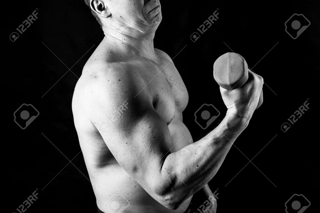 Hombre Maduro Con Torso Musculoso Desnudo Haciendo Ejercicios Fotos,  retratos, imágenes y fotografía de archivo libres de derecho. Image  159131014