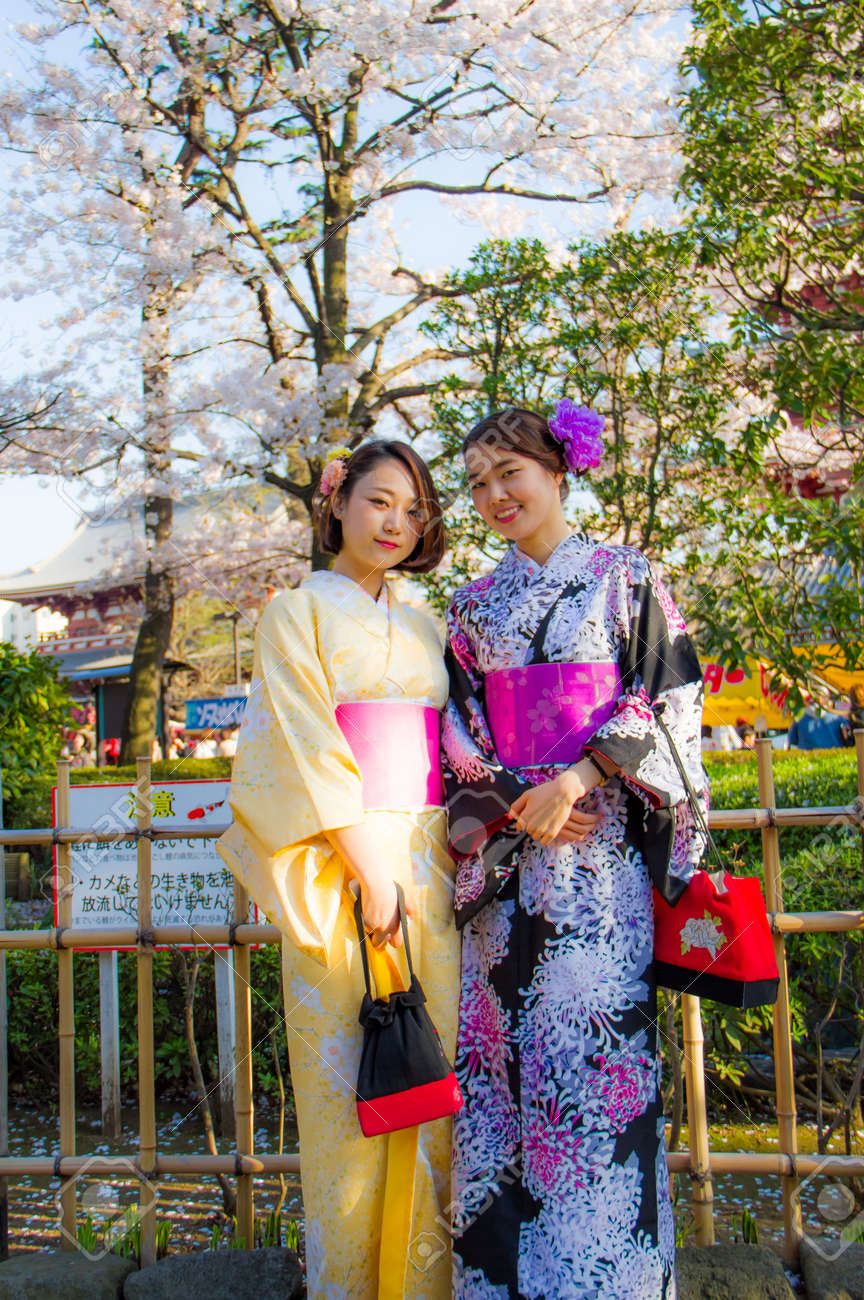 東京 日本 4 月 2 結合 4 月 2 15 Hanami 祭東京都の花見祭りが開始されますのために日本人の女の子が浴衣を着て桜満開 の写真素材 画像素材 Image