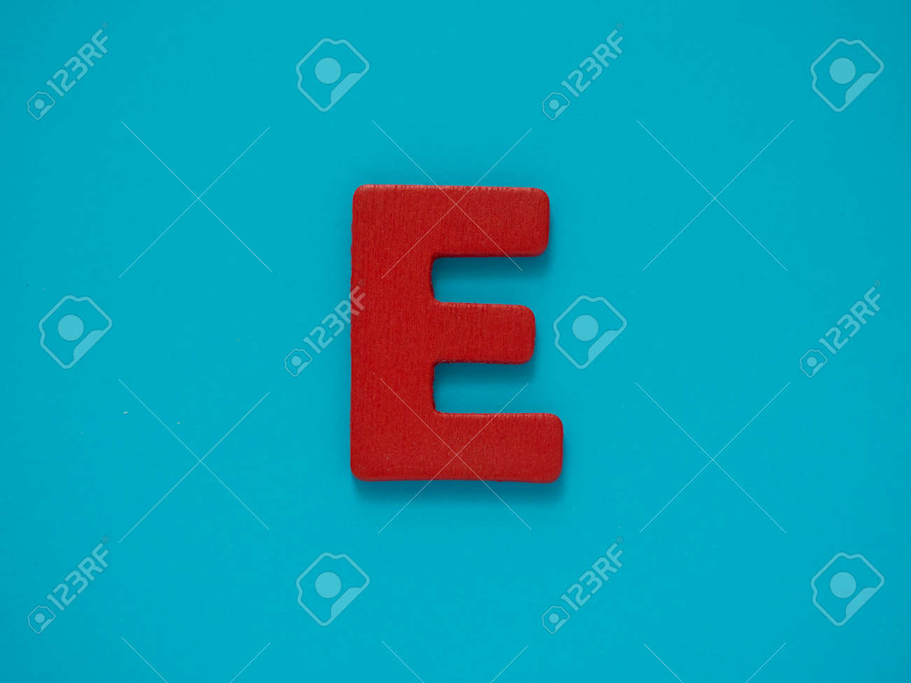 青の背景に木から大文字 E 赤文字 E アルファベット母音 の写真素材 画像素材 Image