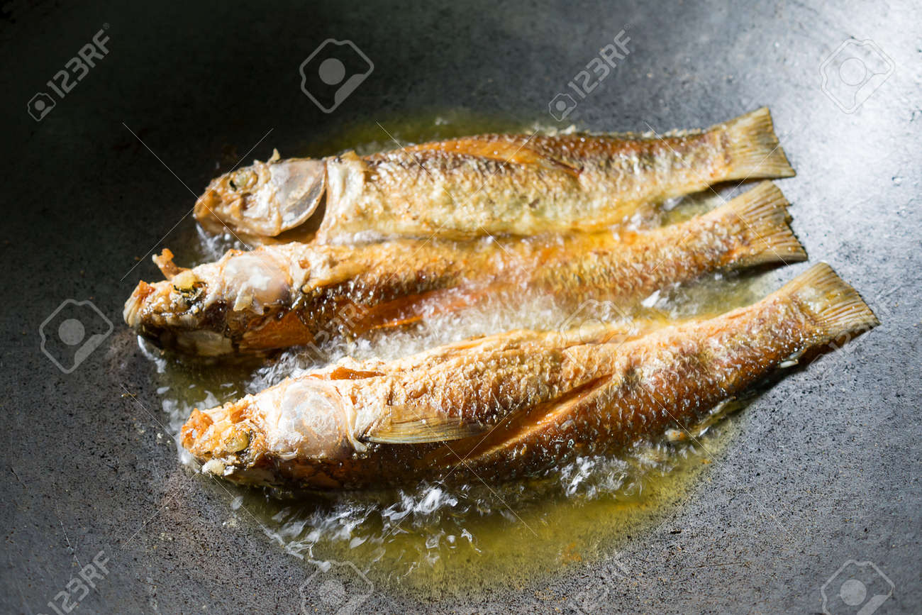 Gebratener Fisch Drei Fische Braten In Heissem Ol In Pfanne Oder Pfanne Lizenzfreie Fotos Bilder Und Stock Fotografie Image 83910288