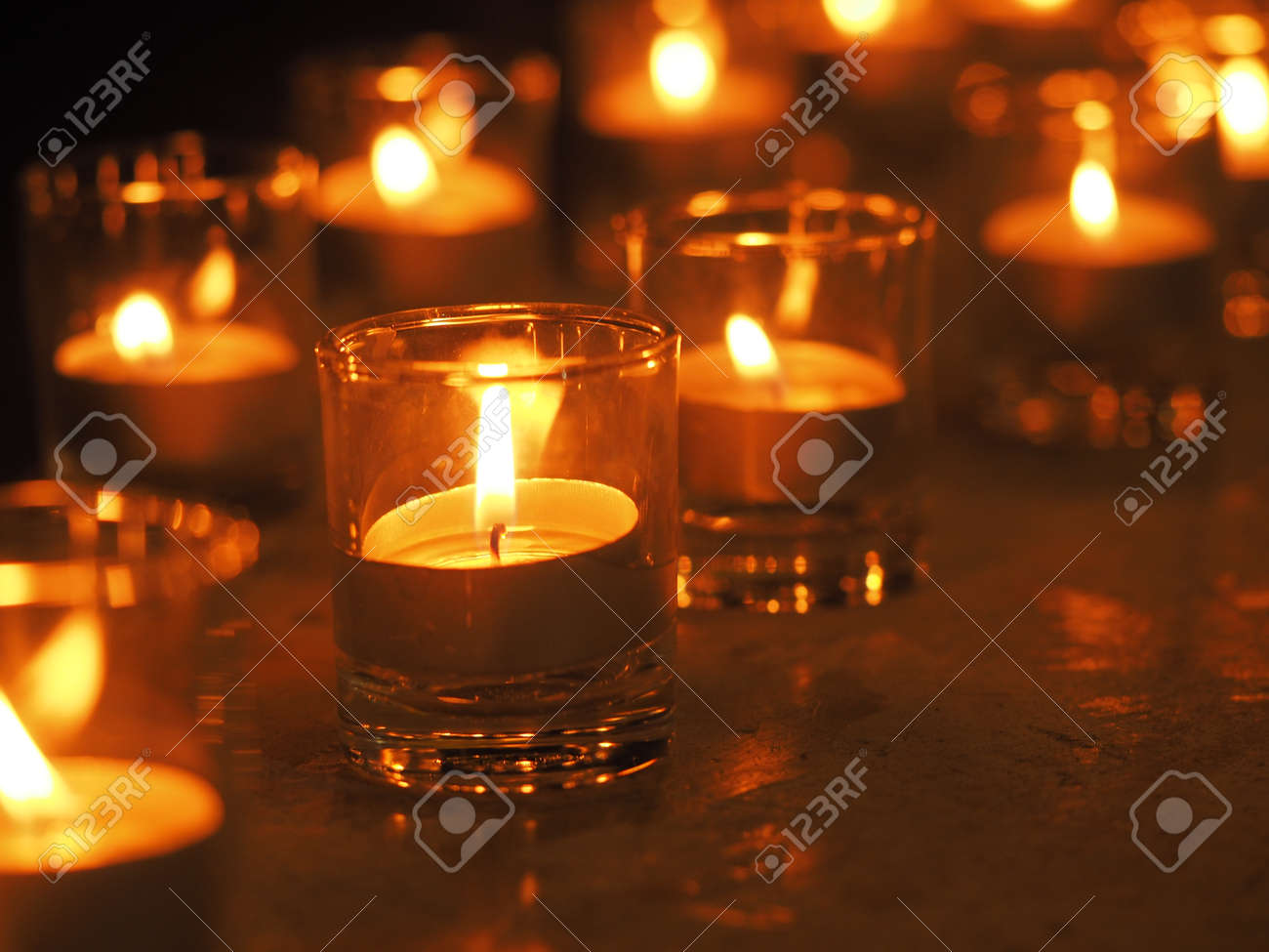 Immagini Di Candele Natalizie.Immagini Stock Lume Di Candela Di Vetro Con Profondita Di Campo Bassa Candele Dorate Di Natale Accendono La Combustione Della Fiamma Di Candela Di Notte Image 92882246