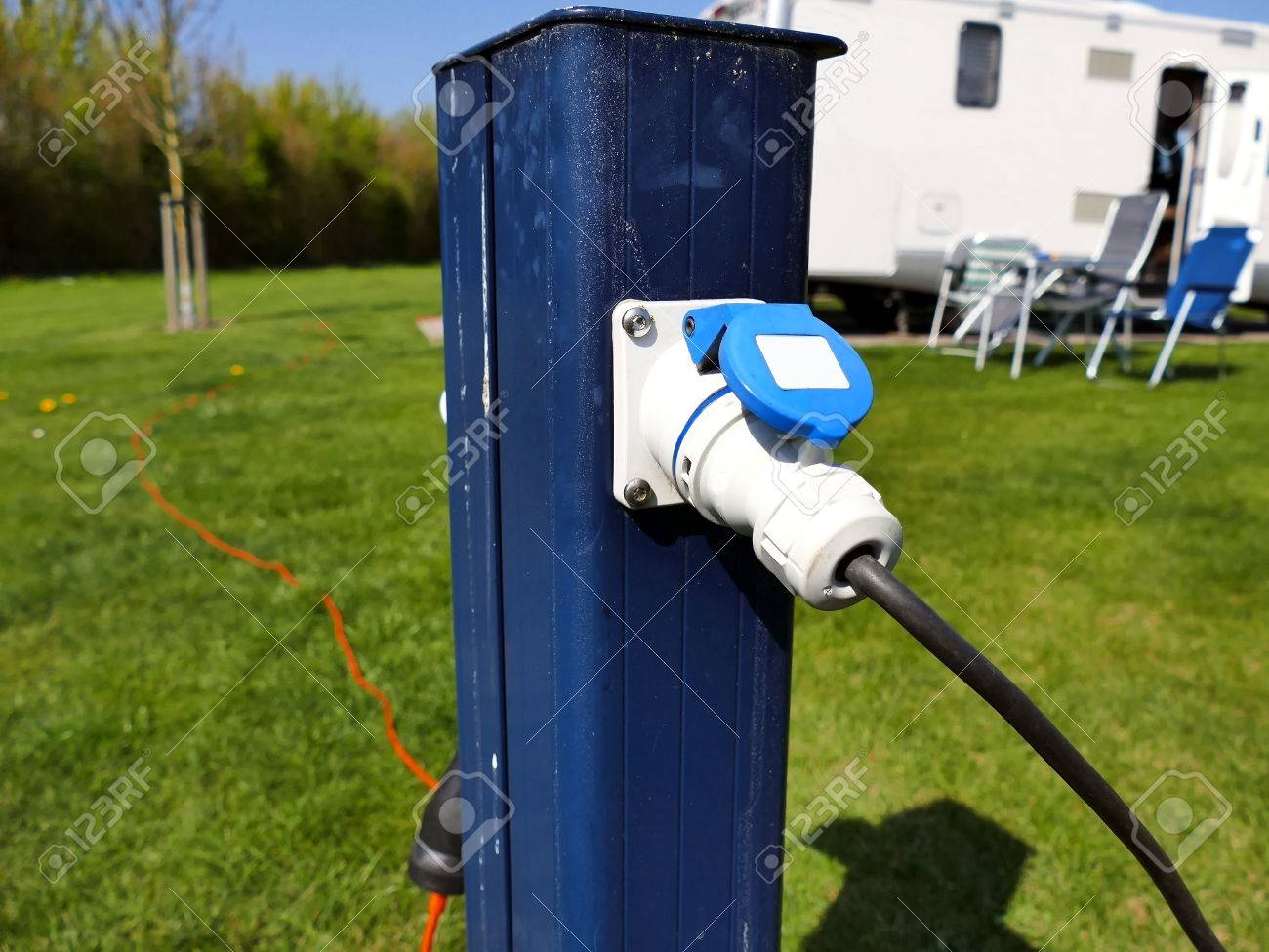 キャンプ サイトは バック グラウンドでキャンピングカー モーター ホームの完全サービス キャンプ場電気で Ac 電源ソケット の写真素材 画像素材 Image キャンプ サイトは バック グラウンドでキャンピングカー モーター ホームの完全サービス キャンプ場電気で Ac 電源ソケット の写真素材 画像素材 Image