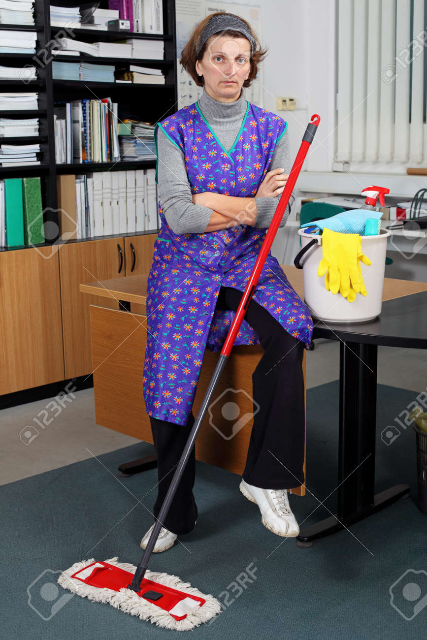 Portrait of professional cleaning lady. stock photo, picture and ... Donna delle pulizie