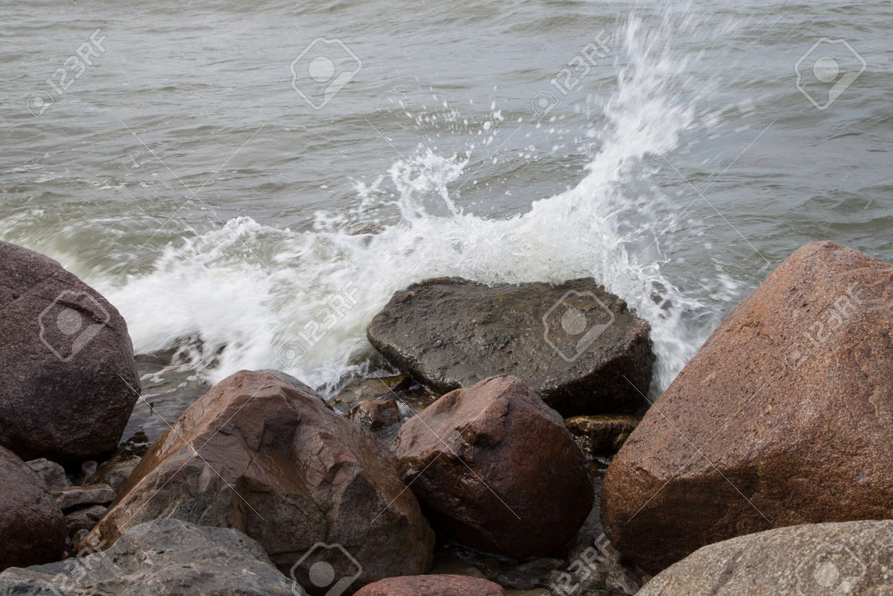 波が石とスプレーについて の写真素材 画像素材 Image