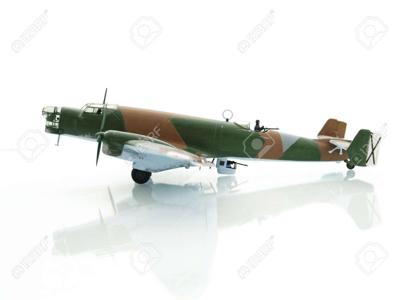 avion militar de juguete