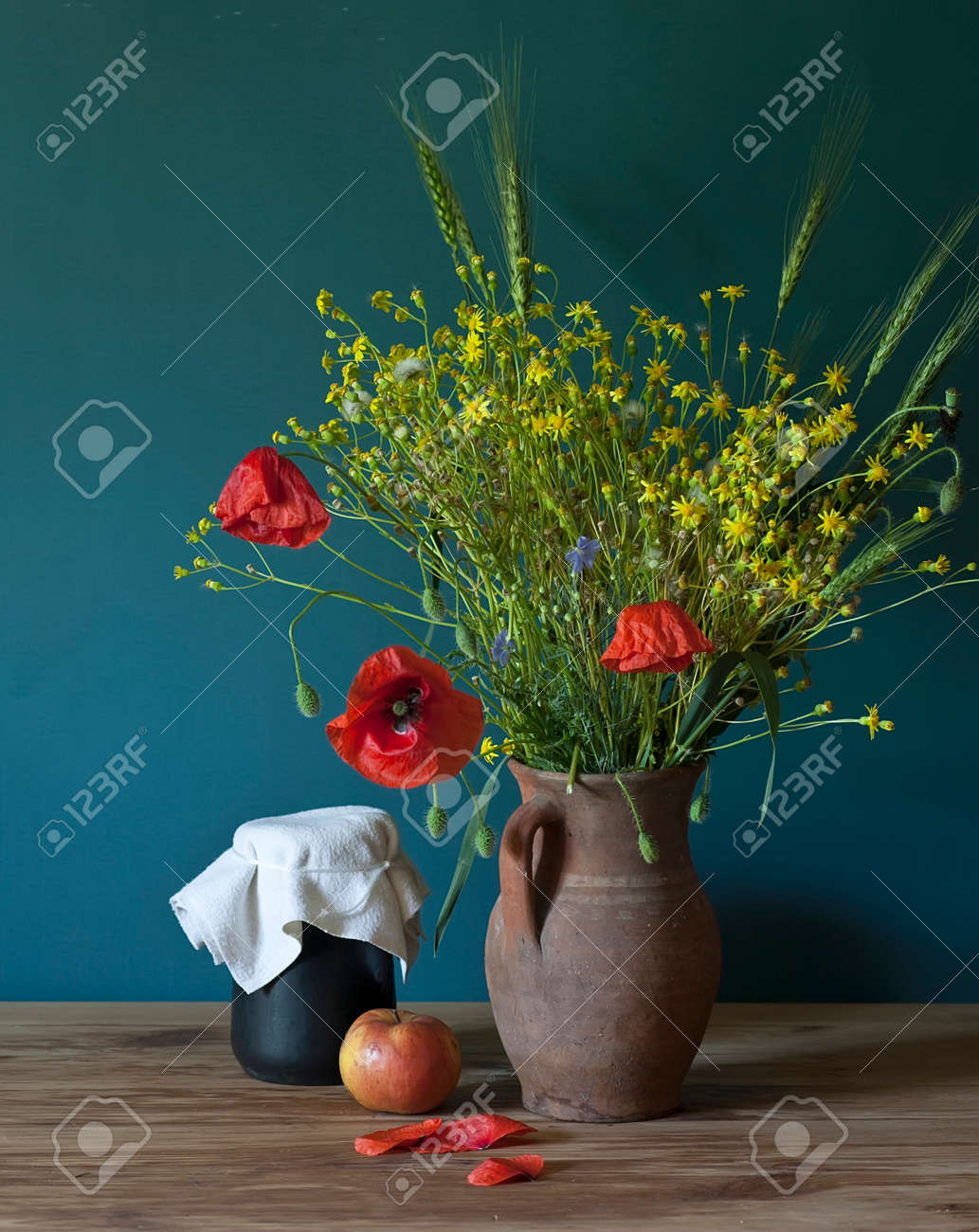 ポピーの花の花瓶のある静物 の写真素材 画像素材 Image