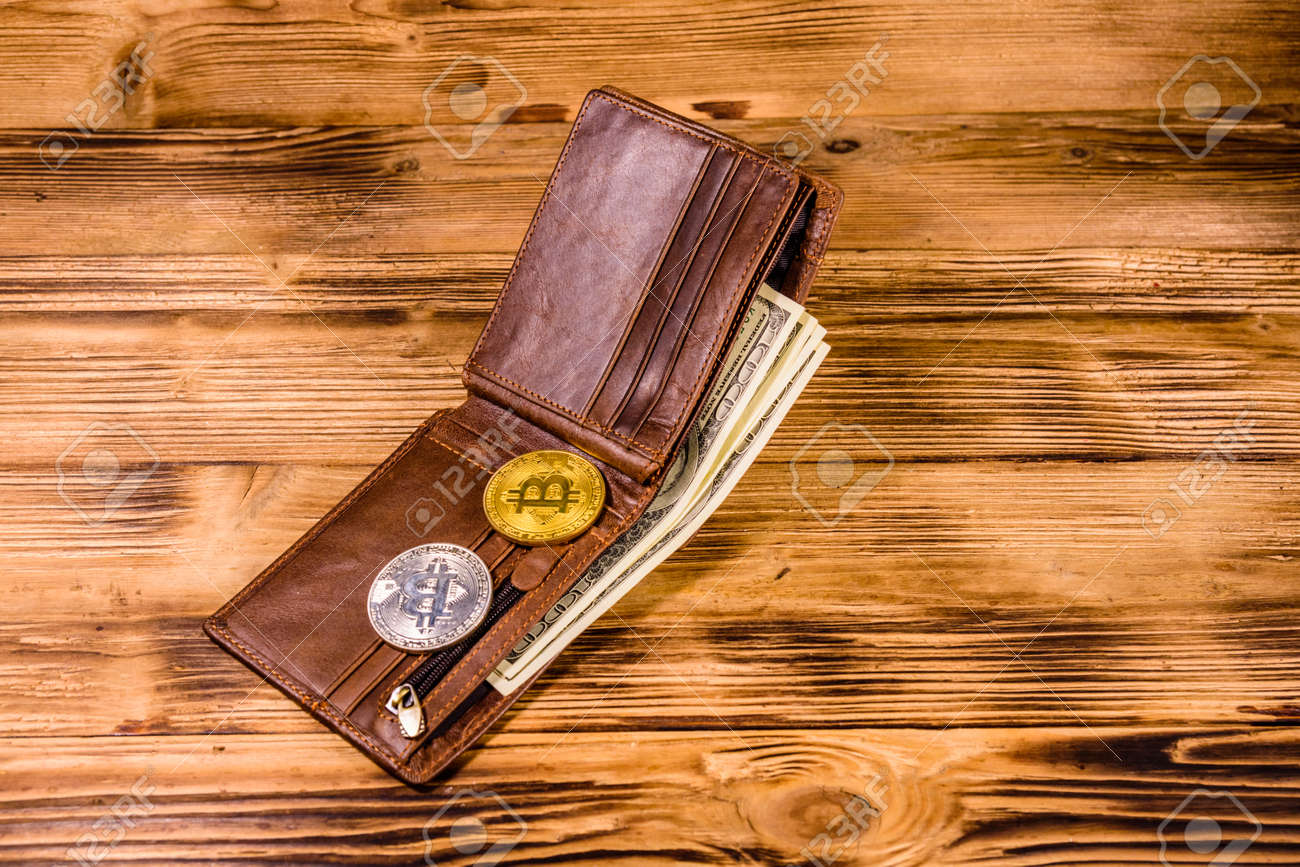 갈색 가죽 지갑 비트코인과 나무 배경에 100달러 지폐 로열티 무료 사진, 그림, 이미지 그리고 스톡포토그래피. Image  125983040