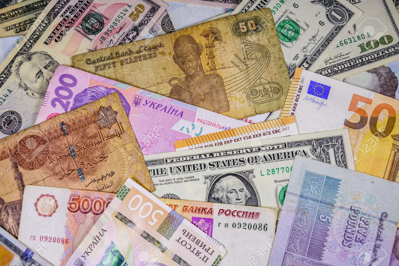 다중 통화 배경입니다. 유로, 미국 달러, 우크라이나 흐리브니아, 이집트 파운드 및 러시아 루블 로열티 무료 사진, 그림, 이미지  그리고 스톡포토그래피. Image 136038507