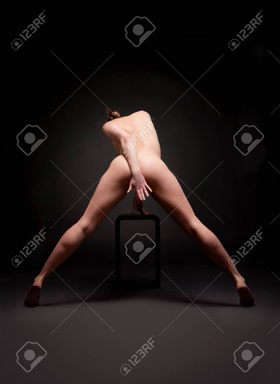 Mujer Desnuda Está De Pie Atrás En Un Fondo Negro, Fotos De Bajo Perfil.  Fotos, retratos, imágenes y fotografía de archivo libres de derecho. Image  62315588