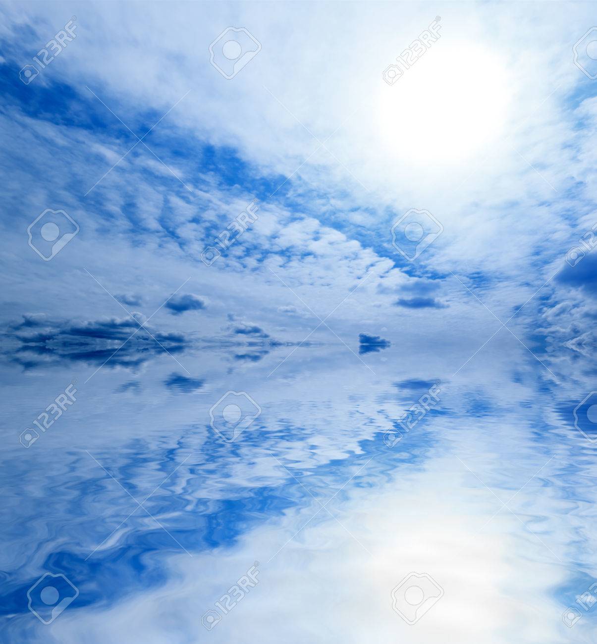 光の青の抽象的な空と海の背景 明るい太陽と雲パターン波状水表面の