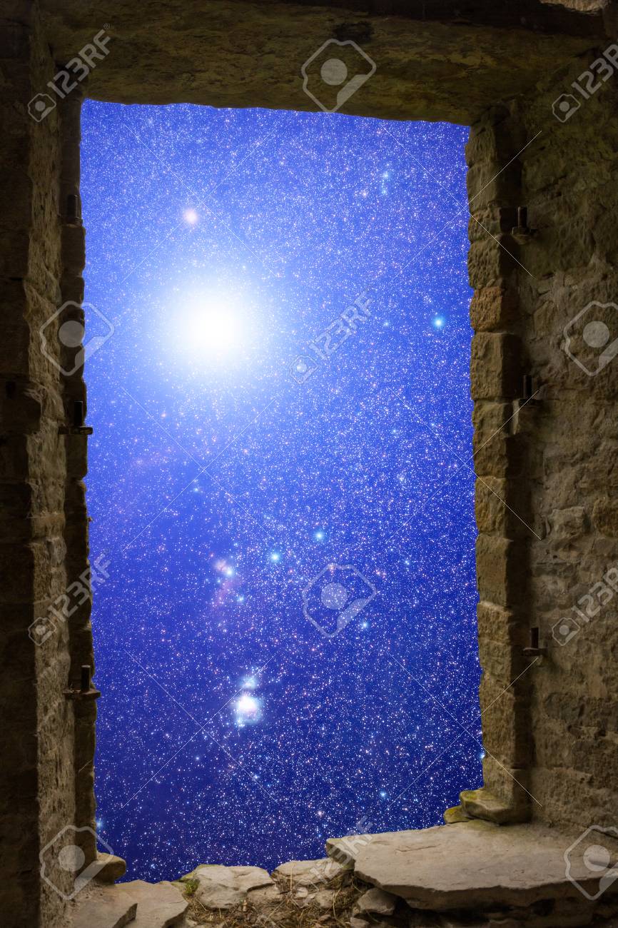 星といくつかの超新星スター 古い古代石造りの窓から見える空 の写真素材 画像素材 Image
