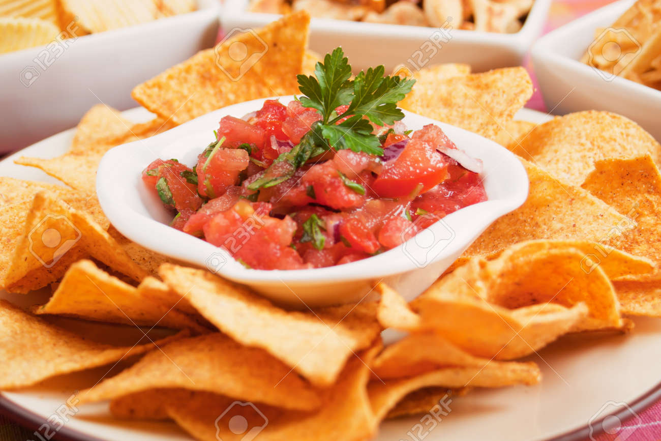 新鮮な自家製メキシコ サルサとナチョス コーンチップ の写真素材 画像素材 Image