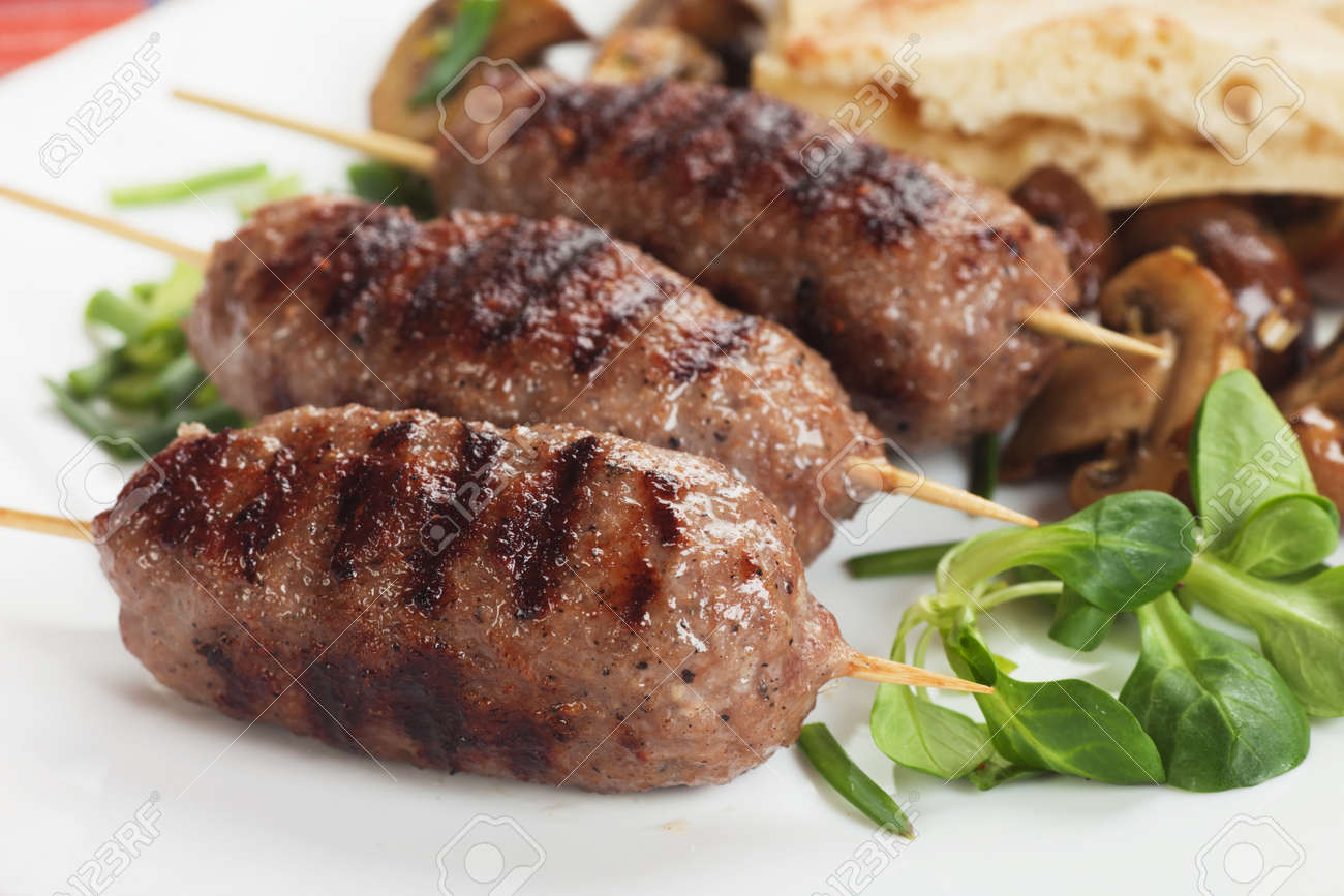 焼きケバブは トルコのミンチ肉串パン添え の写真素材 画像素材 Image 焼きケバブは トルコのミンチ肉串パン添え の写真素材 画像素材 Image