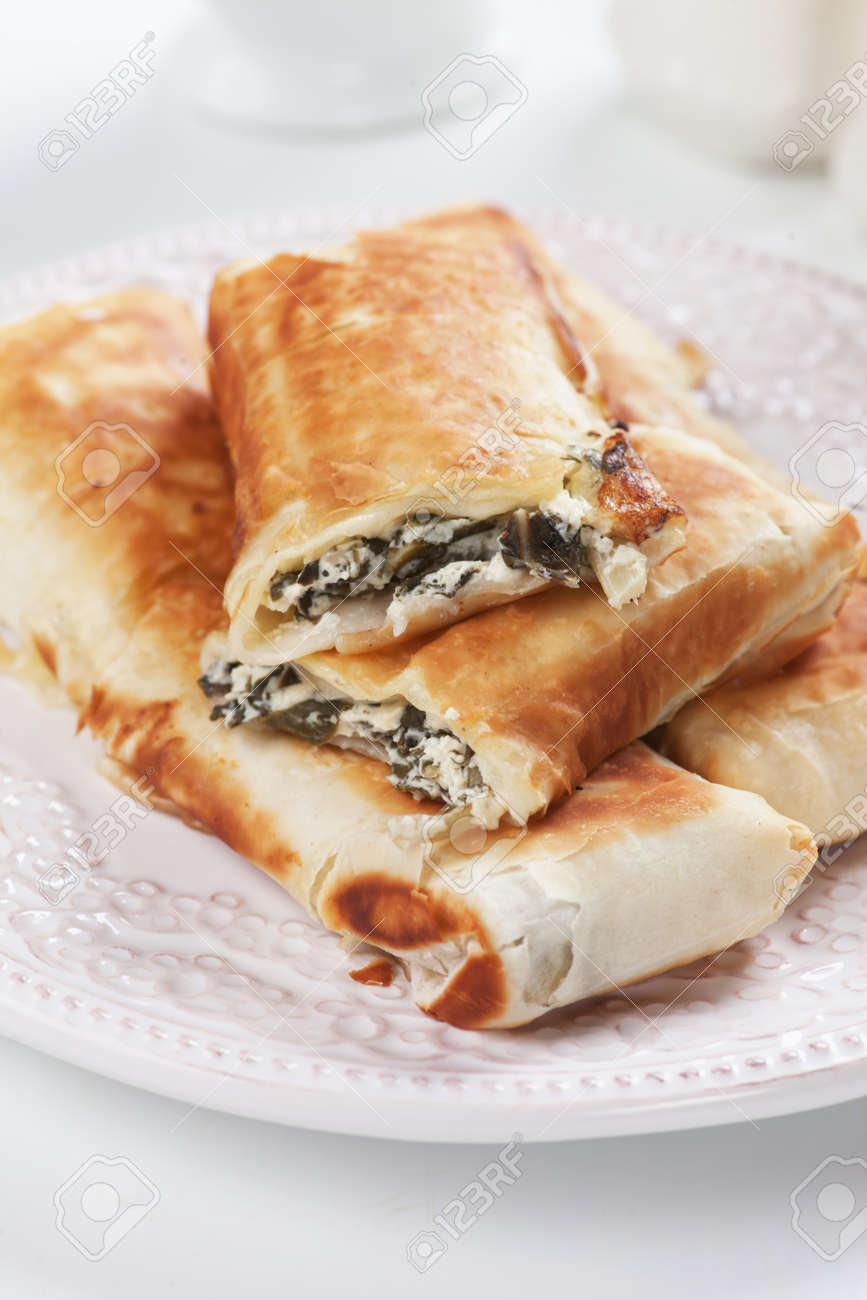 Borek やピタ チーズとフダンソウやほうれん草充填フィロペストリー の写真素材 画像素材 Image