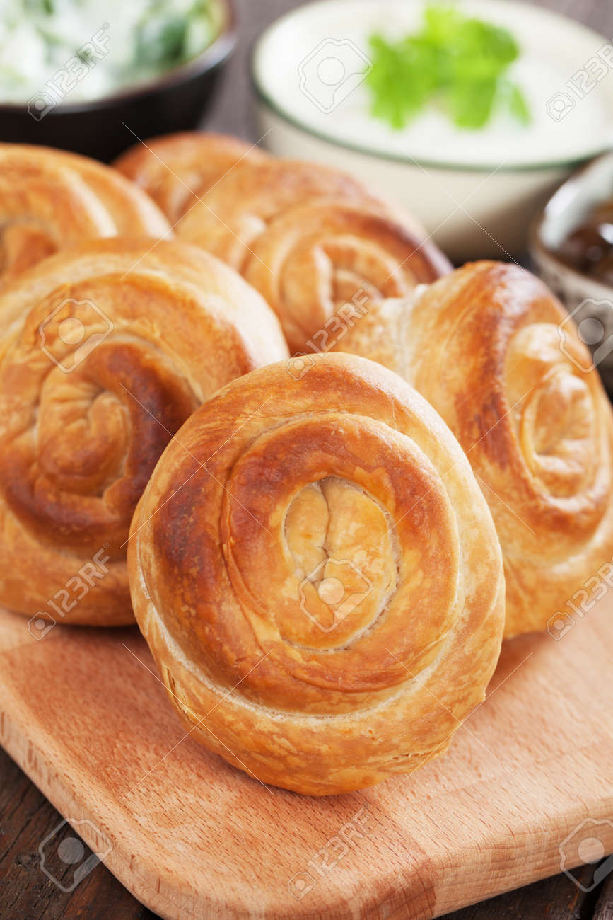 ヨーグルトとサラダとフィロ ペストリー チーズ パイ の写真素材 画像素材 Image