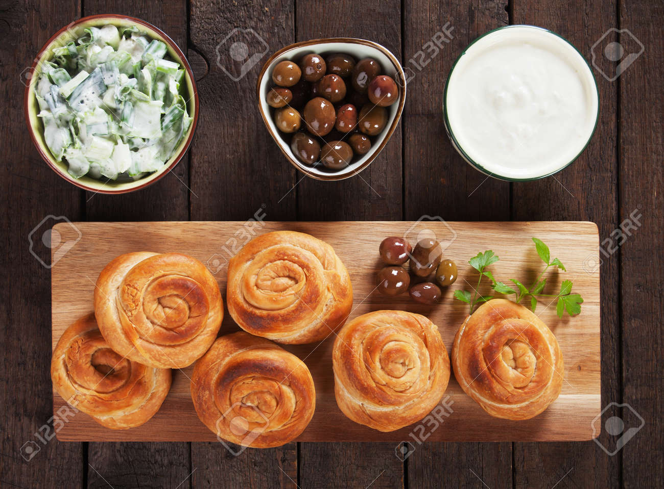 チーズ サラダ オリーブ ヨーグルト添えでフィロ ペストリー パイがいっぱい の写真素材 画像素材 Image