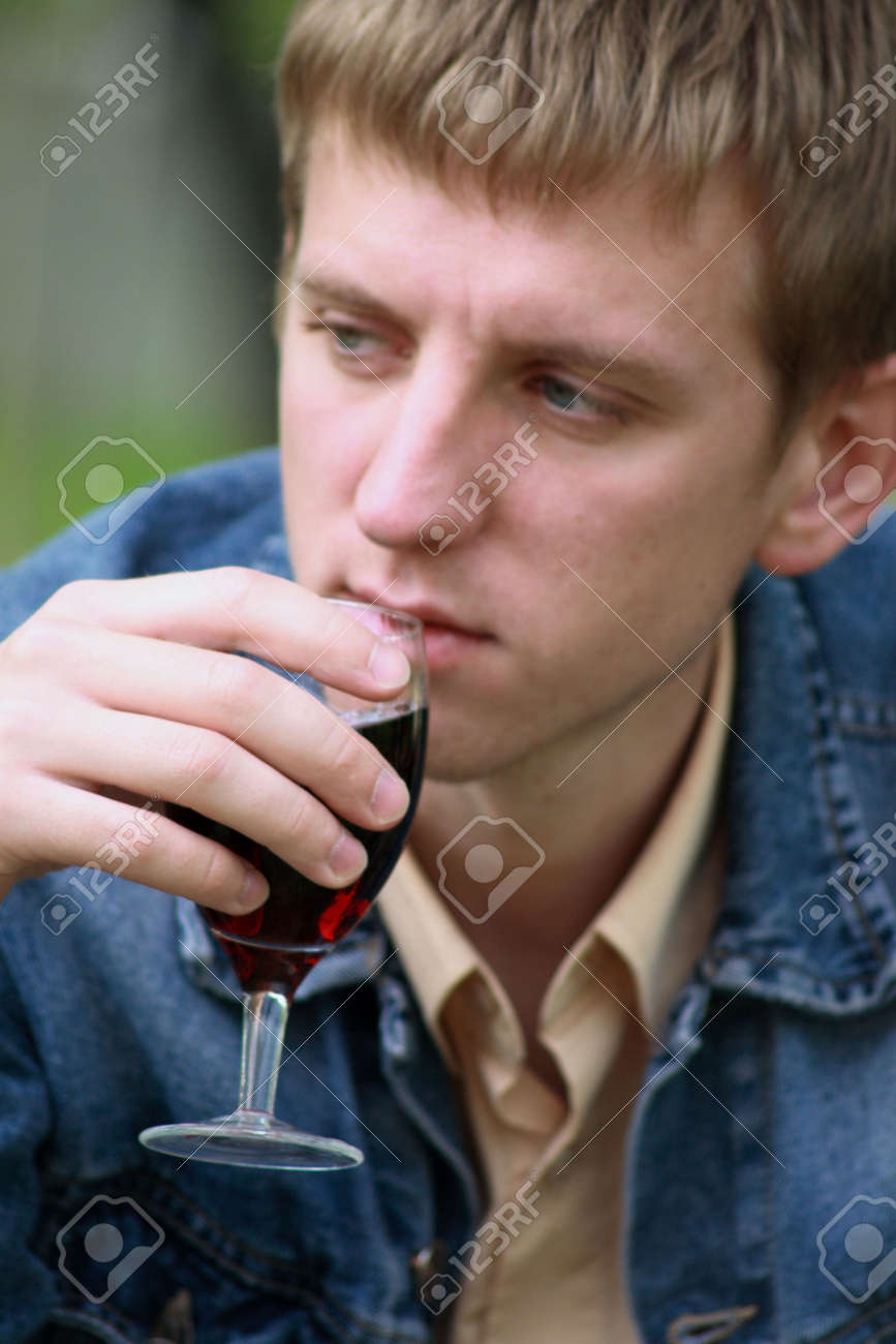 Hombres Jóvenes En Vaqueros Chaqueta Con Un Vaso De Vino Tinto En El Jardín Fotos, Retratos, Imágenes Y Fotografía De Archivo Libres Derecho. Image 4961405.
