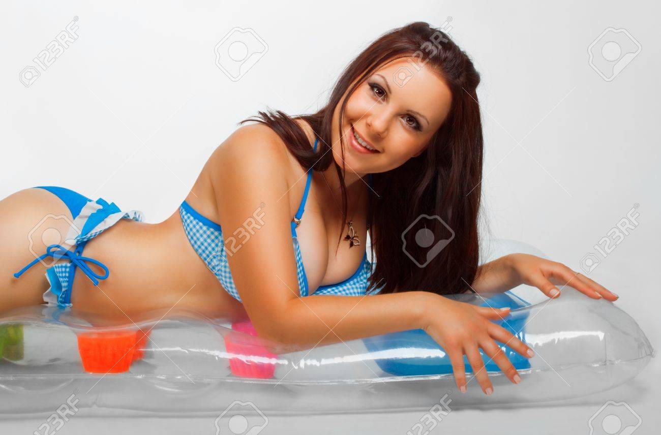 Guapa Colchón Posando Un Bikini Sobre En Inflable Chica Blanco Fondo Yfgb76vy