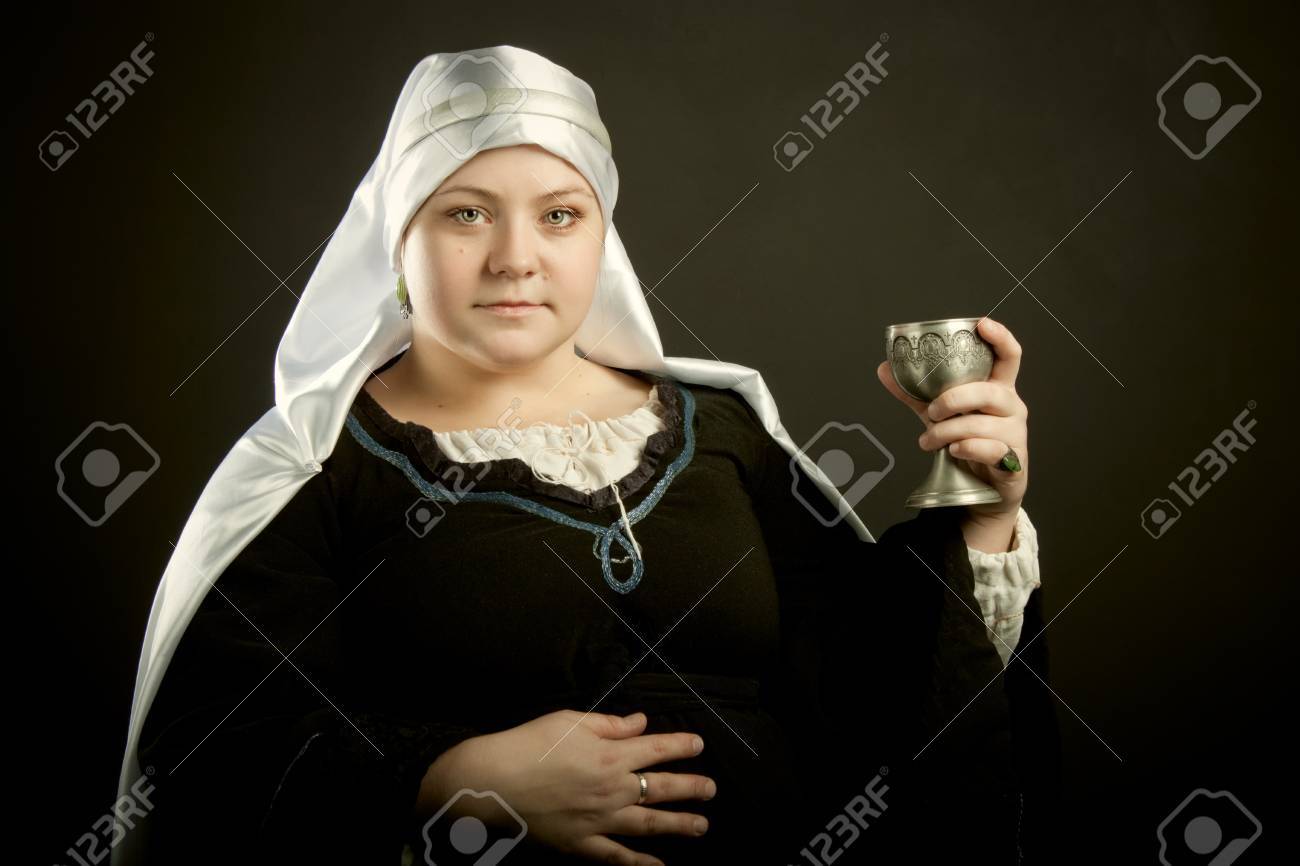 暗い背景にポーズをとって Gablet と中世ヨーロッパの女性 15 世紀 の写真素材 画像素材 Image 暗い背景にポーズをとって Gablet と中世ヨーロッパの女性 15 世紀 の写真素材 画像素材 Image
