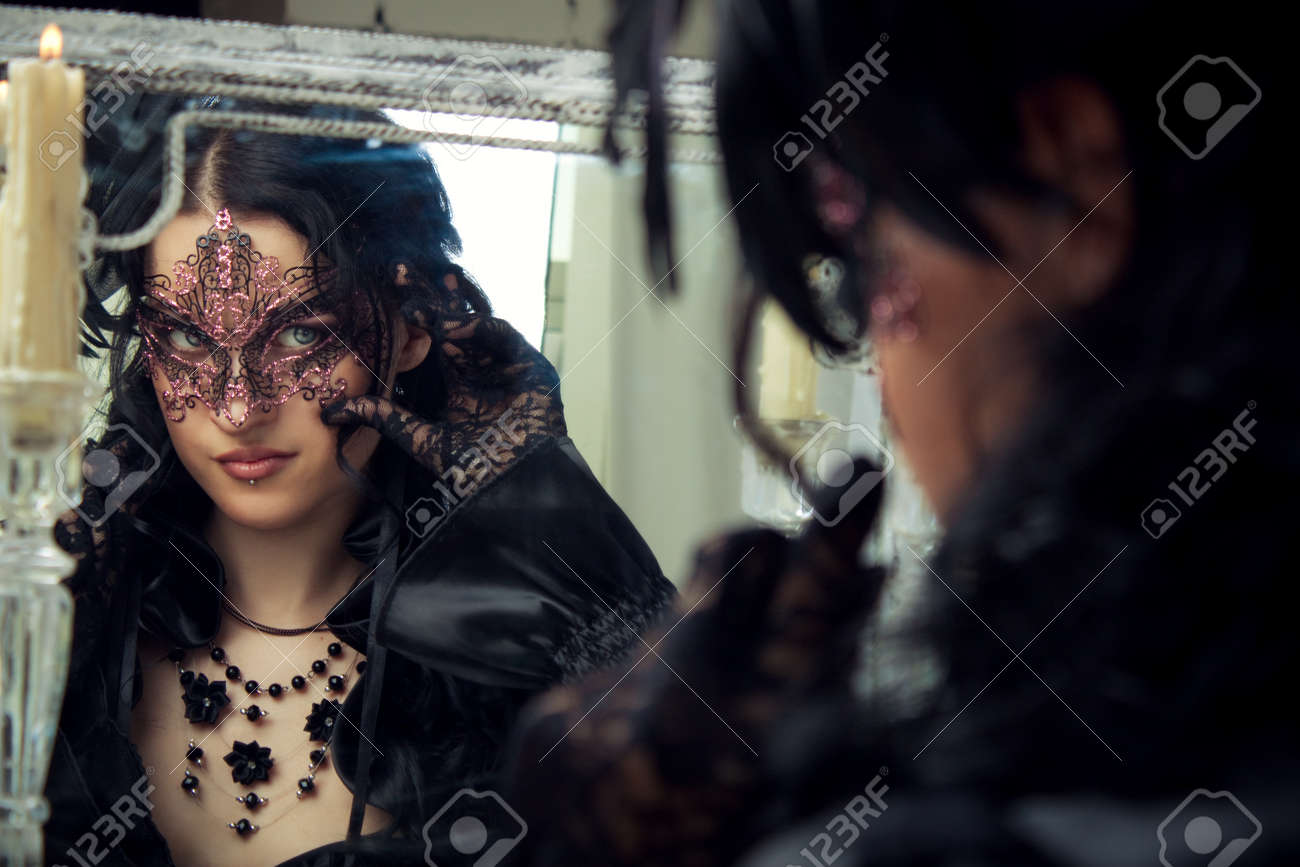 かなり古風な女性が鏡で見ています の写真素材 画像素材 Image 5751 かなり古風な女性が鏡で見ています の写真素材 画像素材 Image 5751