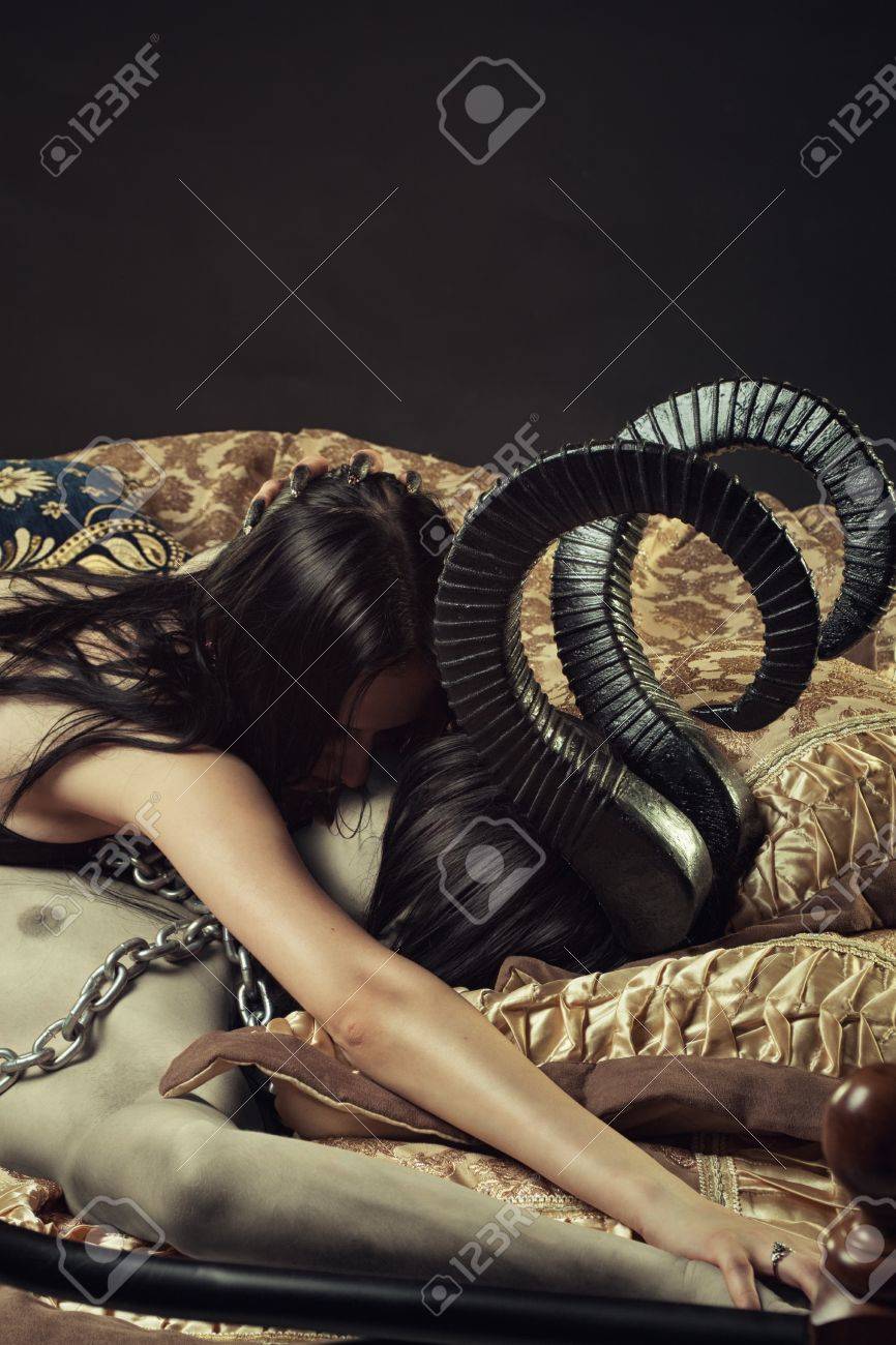 ゴシック少女連鎖悪魔ベッドの中でキスをしようと の写真素材 画像素材 Image