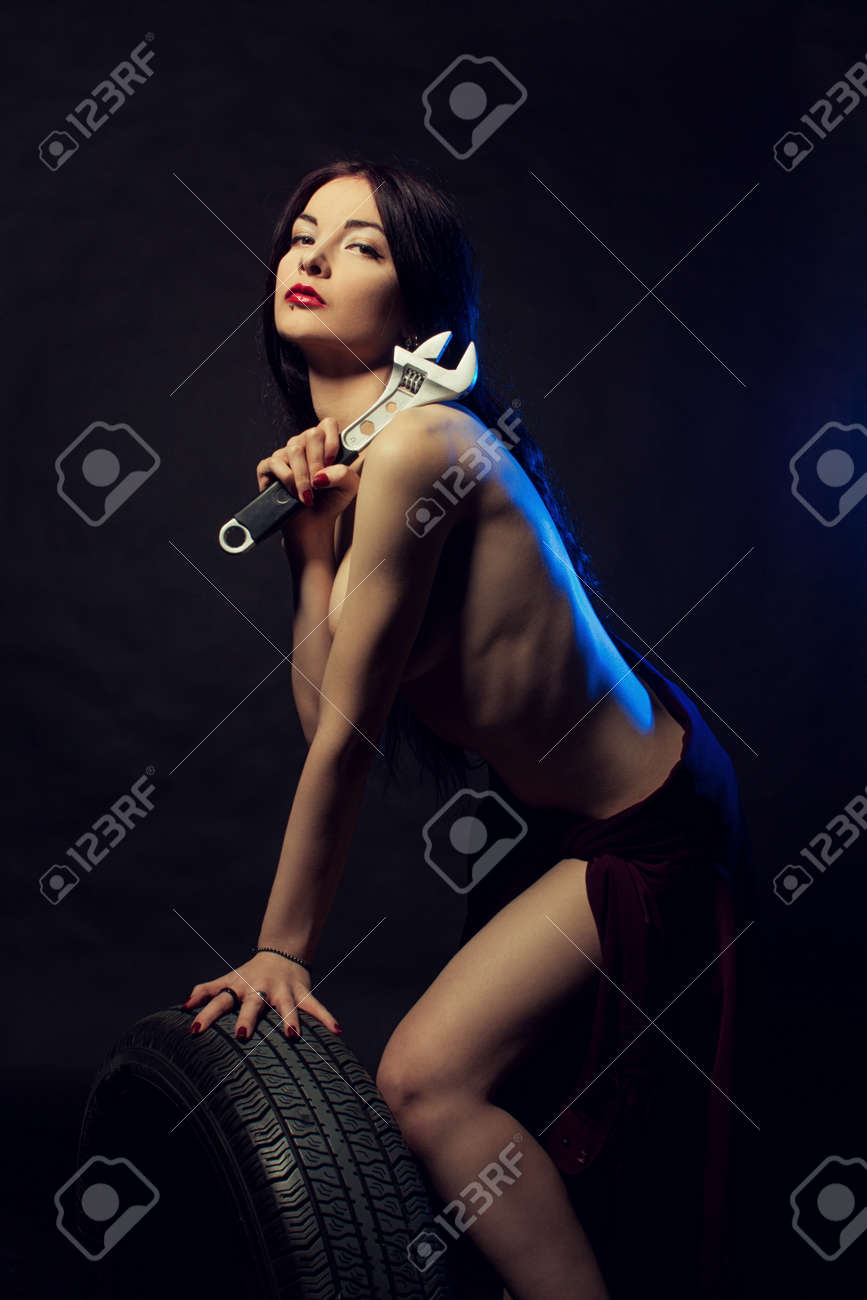 Seductora Chica Desnuda Con La Llave Y El Neumático Que Presenta Sobre  Fondo Oscuro Fotos, retratos, imágenes y fotografía de archivo libres de  derecho. Image 59378254