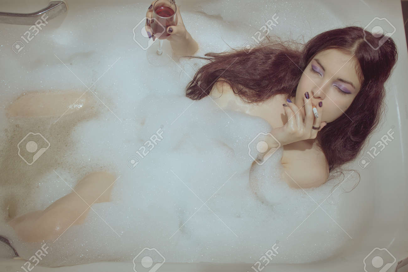 Chica Desnuda De Fumar Y Beber Vino, En Baño De Burbujas Fotos, retratos,  imágenes y fotografía de archivo libres de derecho. Image 64756327