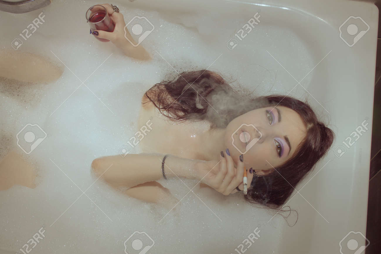 Chica Desnuda De Fumar Y Beber Vino, En Baño De Burbujas Fotos, retratos,  imágenes y fotografía de archivo libres de derecho. Image 64914341