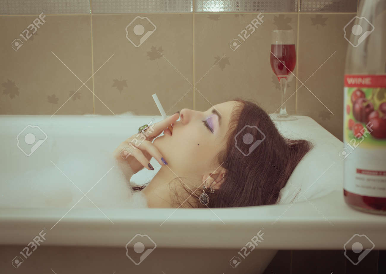 Chica Desnuda De Fumar Y Beber Vino, En Baño De Burbujas Fotos, retratos,  imágenes y fotografía de archivo libres de derecho. Image 64666804