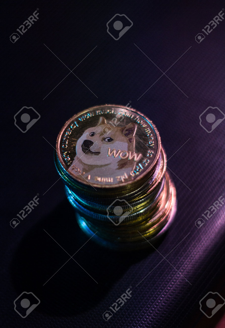 네온 불빛의 어두운 표면 위에 도지코인 쌓기 로열티 무료 사진, 그림, 이미지 그리고 스톡포토그래피. Image 170986642