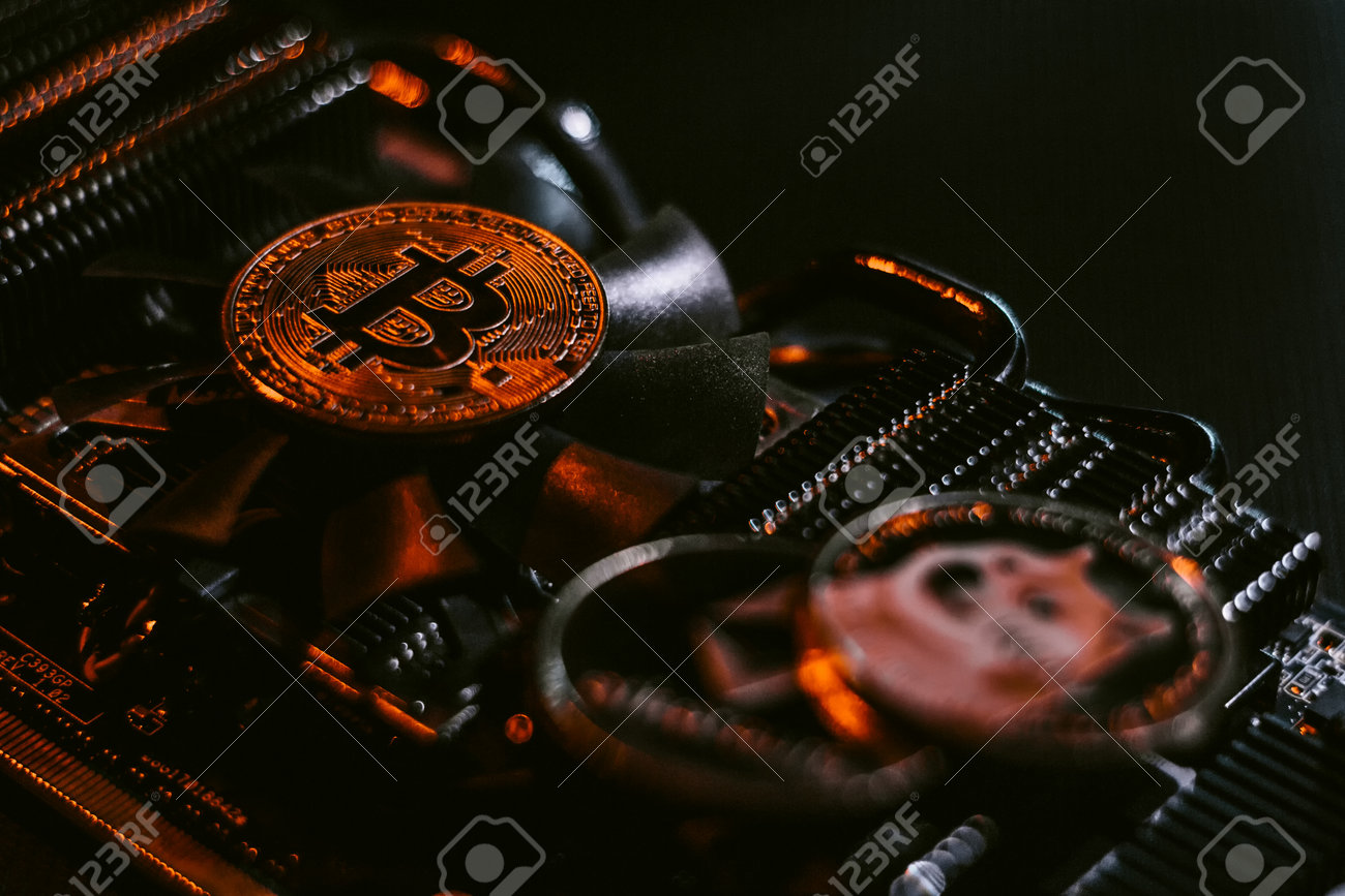 네온 불빛의 그래픽 비디오카드에 있는 비트코인 도지코인과 이더리움은 비트코인에 중점을 둡니다. 로열티 무료 사진, 그림, 이미지 그리고  스톡포토그래피. Image 170986810