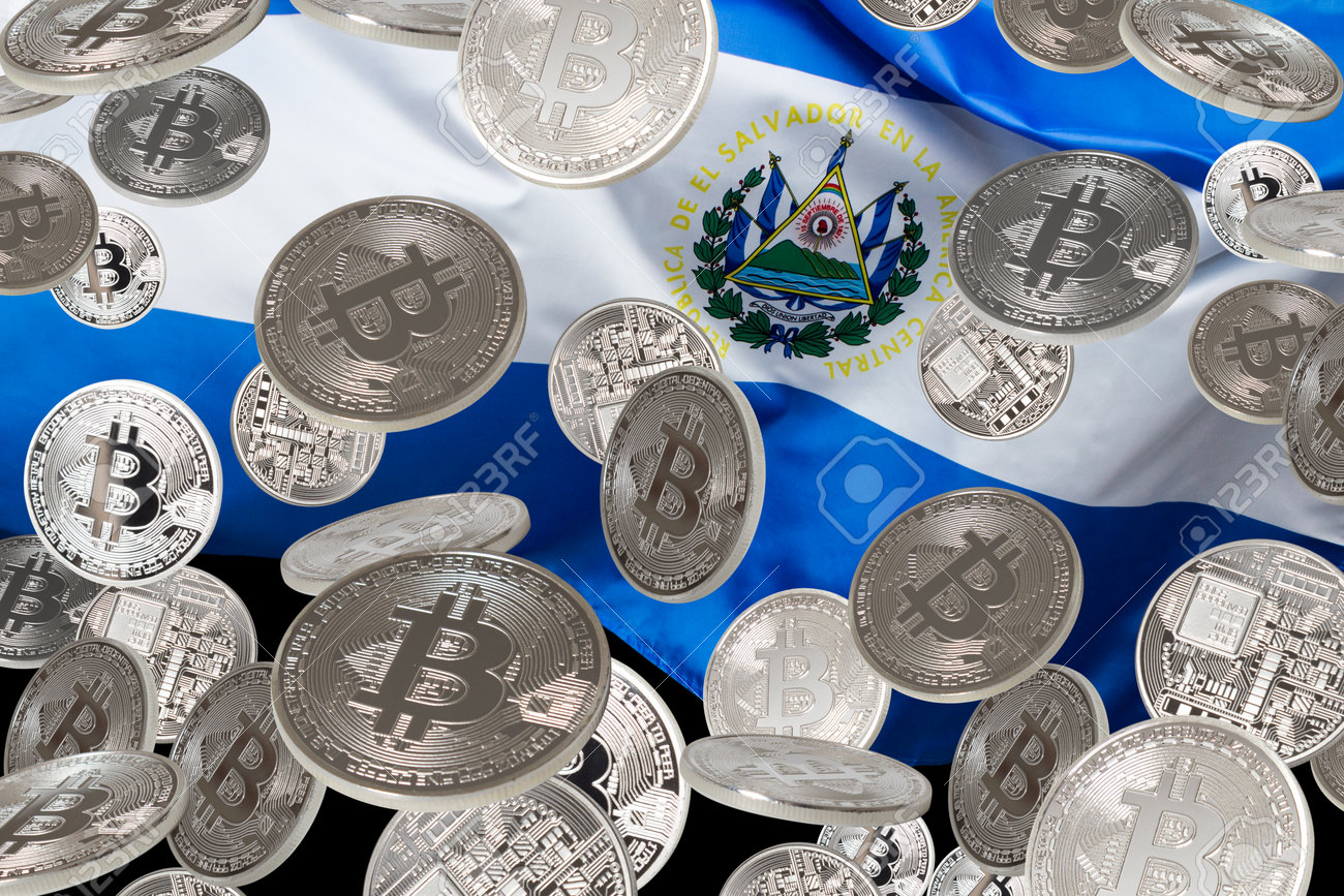 Muchos Bitcoins De Plata Sobre La Bandera De El Salvador. El Salvador Como  Primer País En Adoptar Bitcoin Como Concepto De Moneda De Curso Legal.  Fotos, retratos, imágenes y fotografía de archivo