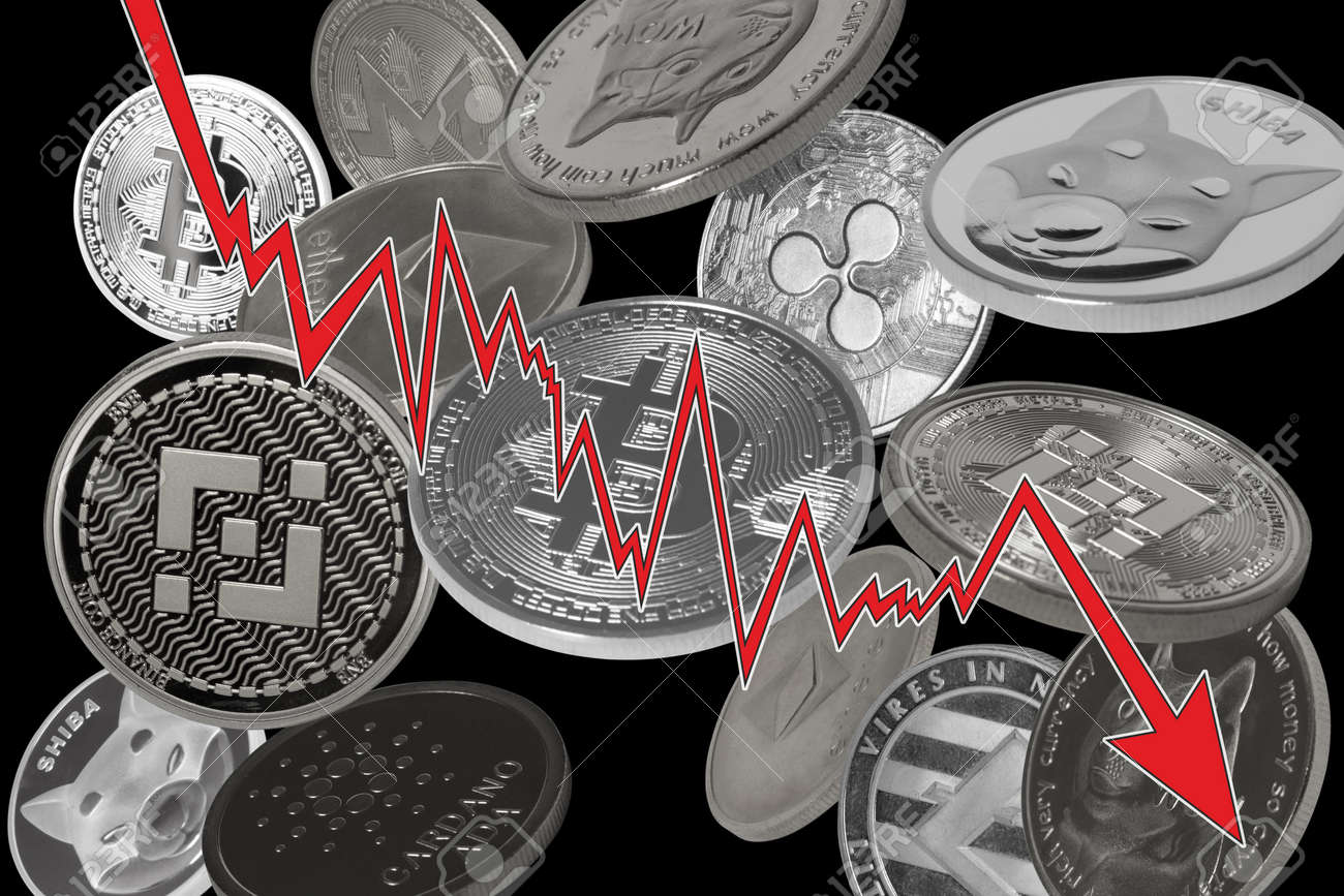검정 배경 위에 떨어지는 암호 화폐(비트코인, 도지코인, 시바 코인, 바이낸스 코인 등). 암호화 시장 충돌 개념. 로열티 무료 사진,  그림, 이미지 그리고 스톡포토그래피. Image 187881116