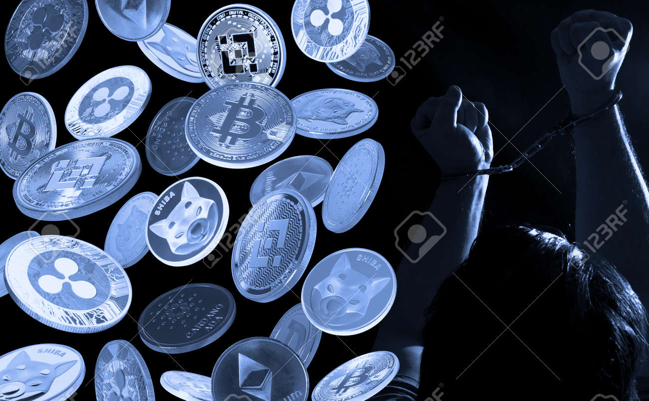 어두운 배경 암호화 범죄 개념 위에 수갑과 암호화폐를 손에 넣다 로열티 무료 사진, 그림, 이미지 그리고 스톡포토그래피. Image  188176345