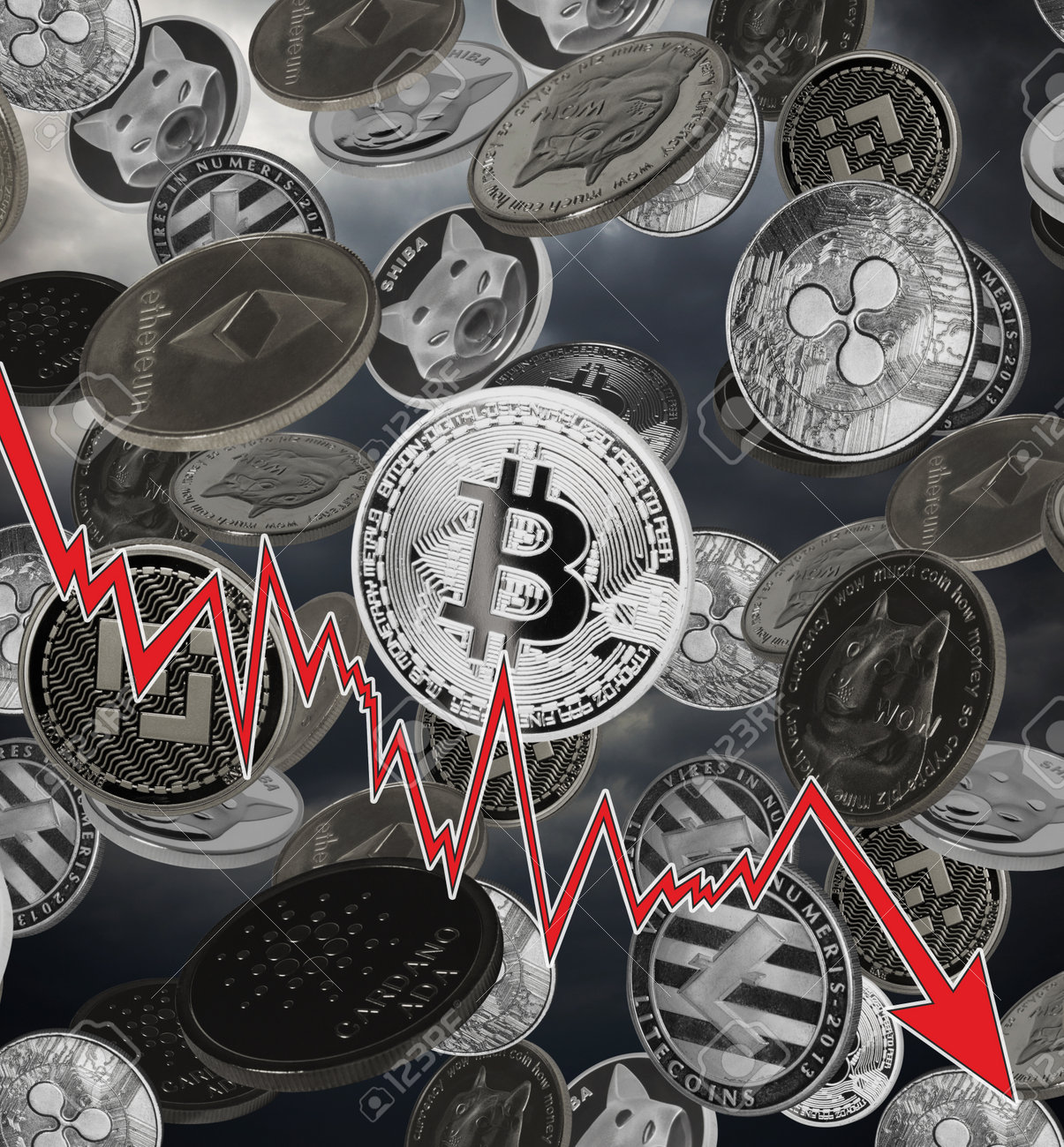 극적인 하늘 위로 떨어지는 암호 화폐(비트코인, 도지코인, 시바 코인, 바이낸스 코인 등). 암호 화폐 개념의 몰락. 로열티 무료  사진, 그림, 이미지 그리고 스톡포토그래피. Image 188179999