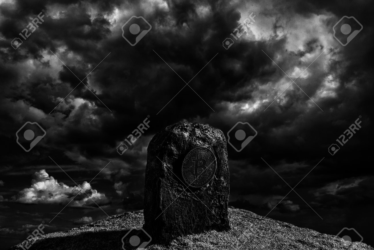 극적인 하늘 위에 풀밭에 비트코인 기호가 있는 묘비 로열티 무료 사진, 그림, 이미지 그리고 스톡포토그래피. Image 195754631