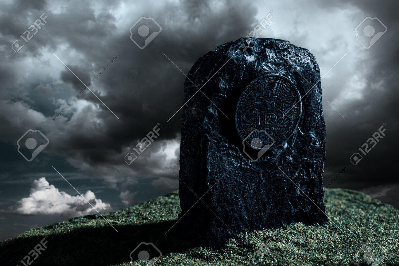 극적인 하늘 위에 푸른 잔디에 비트코인 기호가 있는 묘비 로열티 무료 사진, 그림, 이미지 그리고 스톡포토그래피. Image  198357149