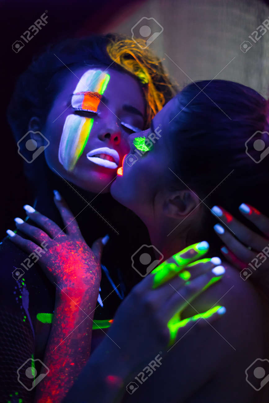 レズビアン 外人 紫外線のネオンでセクシーなレズビアン ファッションモデルの写真素材・画像素材 Image 77510456