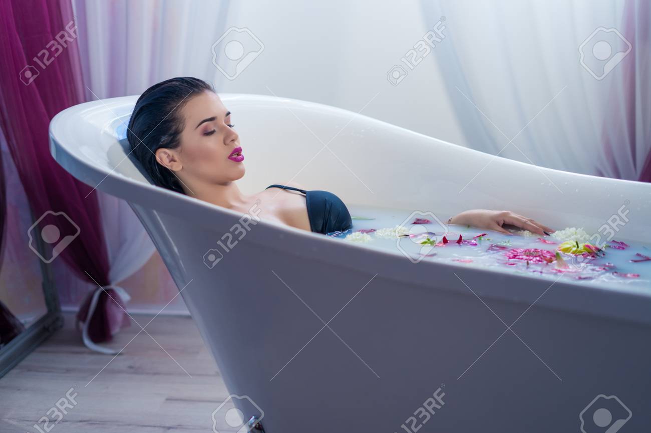 Sexy Brünette in Badewanne Sexy Brünette in Badewanne