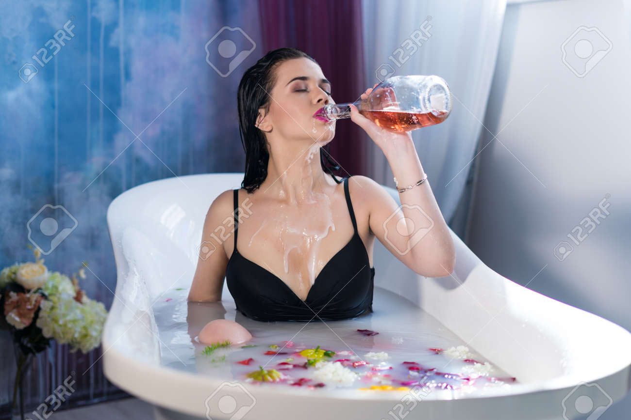 Sexy Brünette in Badewanne Sexy Brünette in Badewanne